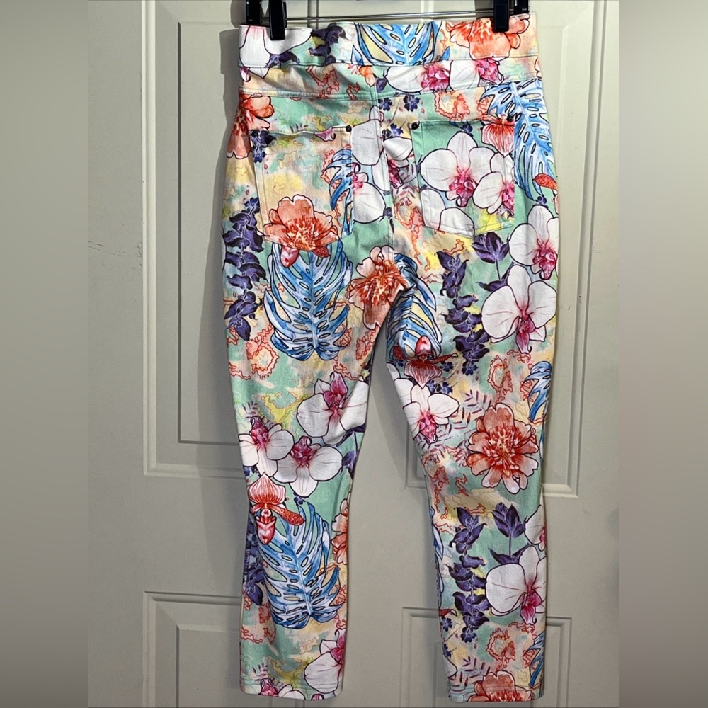 HUE Multicolor Floral Capris - Picture 3 of 6
